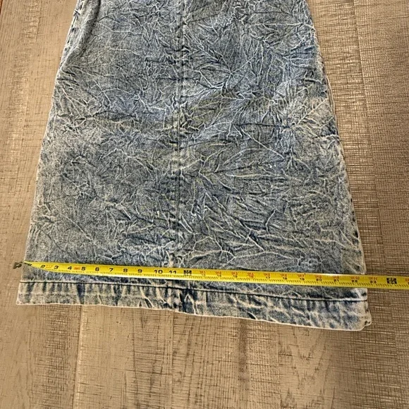 Who What Wear Distressed Denim Midi Dress with Pockets Size Medium - Picture 9 of 13